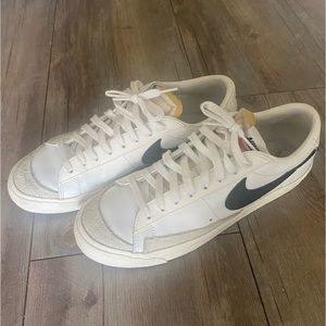 Nike White and Black Low-Top Sneakers